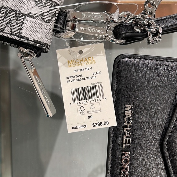 MICHAEL KORS JET SET ITEM LG 2 in 1 CARD CASE & WRISTLET
Black 
NWT - Picture 5 of 16
